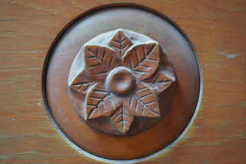 A beautiful flower made in wood. Around a sphere with a surface completely in wood. 