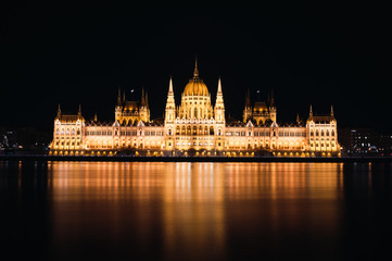 Fototapeta premium Hungarian Parliament Building and Danube river at night, Budapest, Hungary