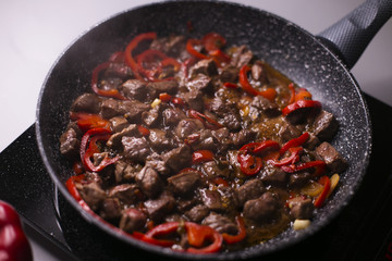  Cooked soba with meat in a pan