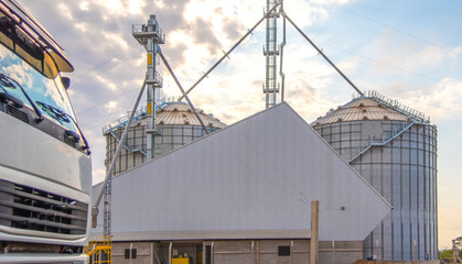 Metallic warehouse for soybean storage in a producing region in Brazil © Alex R. Brondani