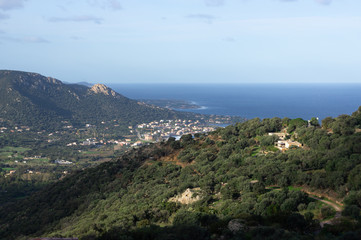 Fototapeta na wymiar Vue panoramique depuis le village de Sant'Antonino en Corse