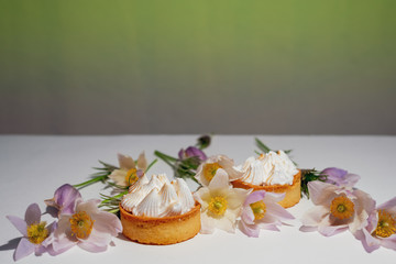 Obraz na płótnie Canvas Delicate white flowers and pastries with white cream
