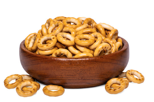 Ring-shaped cracknels (sooshkas). Little bagels in wooden bowl