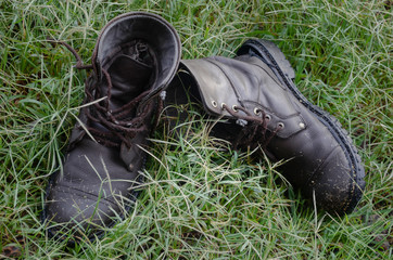 Botas de trabajo sobre el pasto