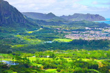 ハワイ・オアフ島のヌウアヌ・パリ展望台から見るカネオヘ住宅街とコオラウ山脈とクアロア山脈
