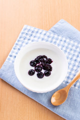 ヨーグルトとブルーベリージャム