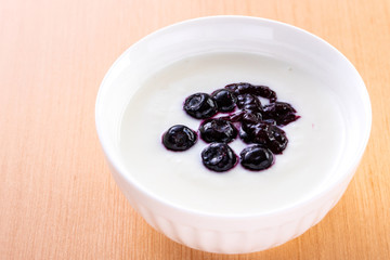 ヨーグルトとブルーベリージャム