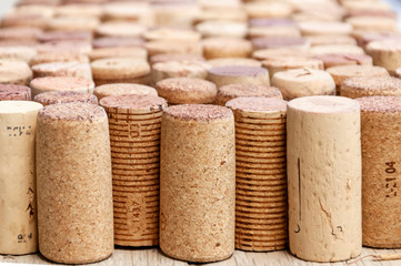 Wine corks of different sizes and shades are in several rows
