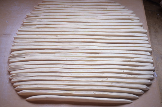 日本の伝統食品,うどん,熟成した生地を平らに延ばし切る(もち切）
