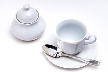 Service à café en porcelaine blanche sur nappe blanche