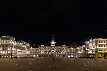 Piazza Unità d'Italia,  piazza principale di Trieste. Fotografia notturna.