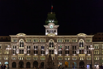 Fototapeta na wymiar Il palazzo municipale di Trieste in piazza unità D'italia. Fotografia notturna. Perfetta illuminazione pubblica.