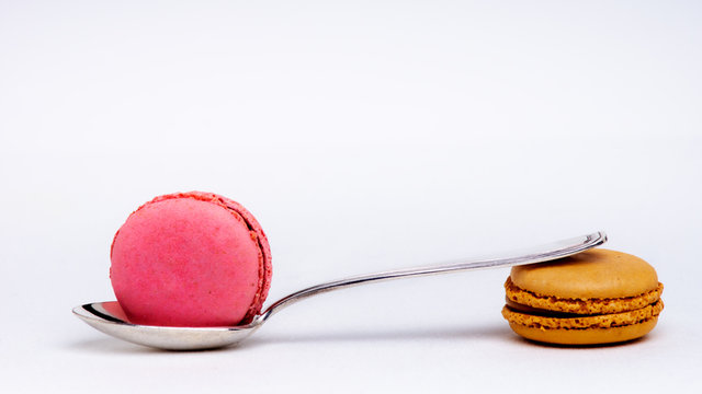 Macarons de couleurs avec petite cuill&egrave;re sur fond blance