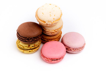 Ensemble de macarons  multicolores sur fond blanc