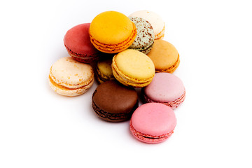 Ensemble de macarons  multicolores sur fond blanc