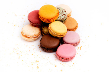 Ensemble de macarons  multicolores sur fond blanc