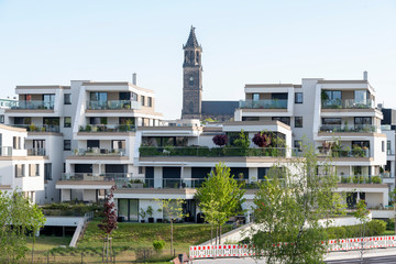 Moderne Wohnhäuser stehen an der Elbpromenade in Magdbeurg. Im Hintergrund ist der Magdeburger Dom...