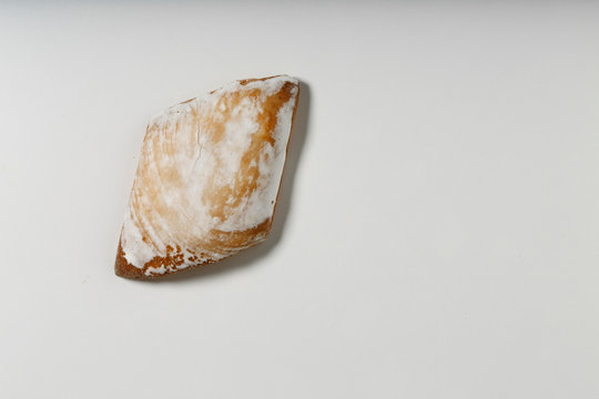 Muostaccioli  sardi su sfondo legno