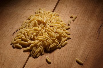 malloreddus (gnocchetti Sardi) isolati su tavolo di legno