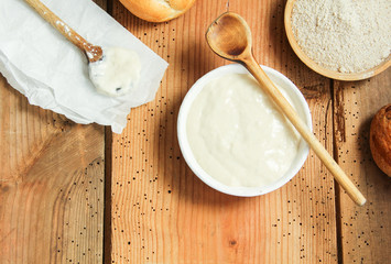 Sauerteig selber machen Brot backen Tisch Hintergrund Freiraum