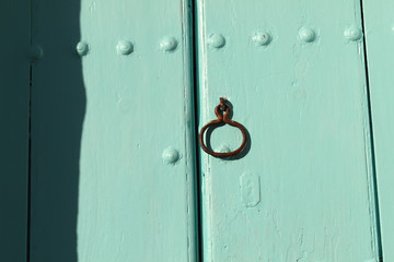 Detalle de una puerta azul. Tradicionales en muchos pueblos de Andalucía. 