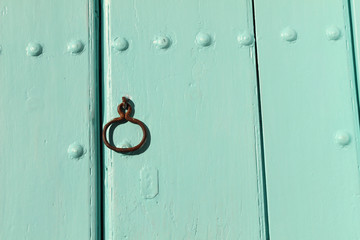 Detalle de una puerta azul. Tradicionales en muchos pueblos de Andalucía. 