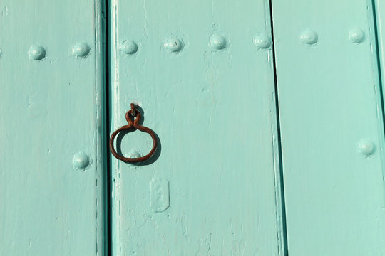 Detalle de una puerta azul. Tradicionales en muchos pueblos de Andaluc&iacute;a. 