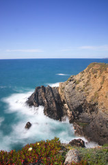 Felsen im Nebel an der Atlantikküste von Portugal 