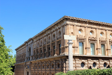 Fachada del palacio de Carlos V en la Alhambra de Granada