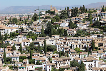 Fototapeta na wymiar Vistas del barrio del Albaicin desde la Alhambra en la ciudad de Grananda (Andalucía, España)