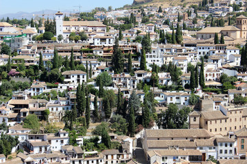 Vistas del barrio del Albaicin desde la Alhambra en la ciudad de Grananda (Andalucía, España)