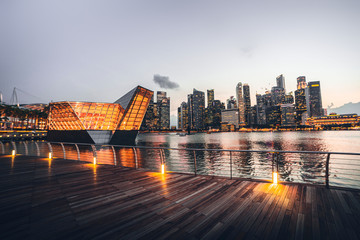 Blick auf die Skyline von Singapur in der Abenddämmerung bei warmen Licht