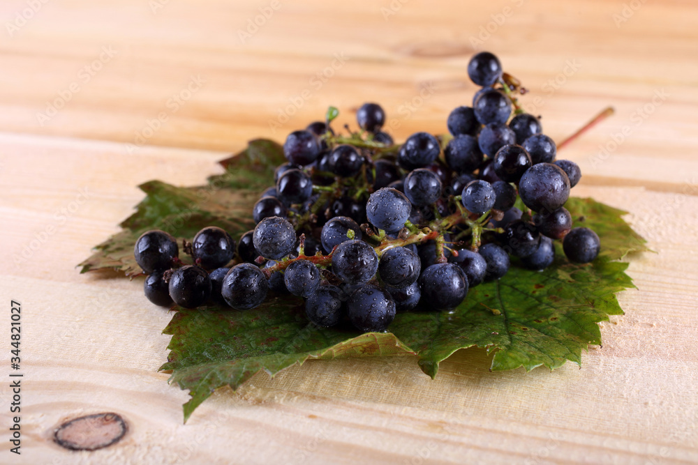 Sticker Wine grape on table