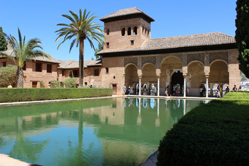 Fototapeta premium Jardines del Partal en la Alhambra de Granada (Andalucía, España). Destacan por su gran alberca. 