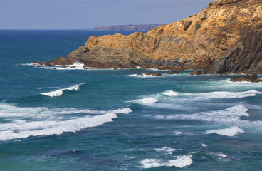 Wellen an der Küste von Carvalhal an der Atlantikküste von Portugal 