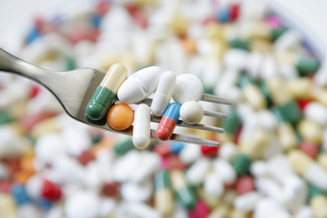 Pillule de médicament dans assiette