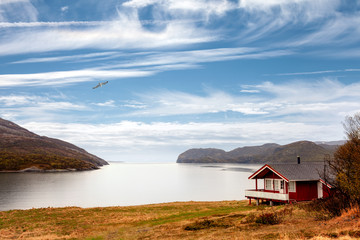 Fototapeta na wymiar Einsames Ferienhaus an einem wunderschönen Fjord in Norwegen