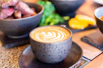 Cafe capuchino en mesa resturante