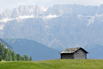 Fototapeta na wymiar Hütten in den Dolomiten