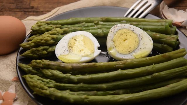 Insalata di asparagi e uova sode ft0204_0321 Salade d'asperges et d'oeufs durs