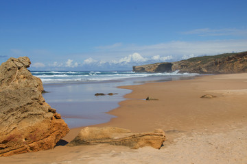 Fototapeta na wymiar Felsen am Strand von Monte Clérigo an der Atlantikküste von Portugal 