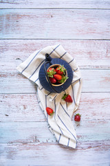 Fragole dentro una teiera