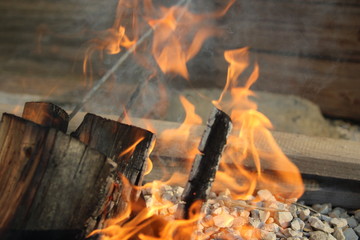 Feuerschale mit frischem Holz