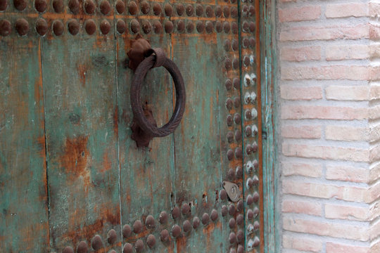 Detalle de una aldaba en una puerta antigua