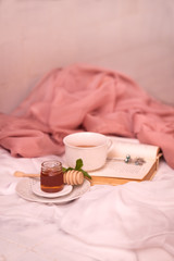 Pausa relax con libro, tè caldo e peonie rosa