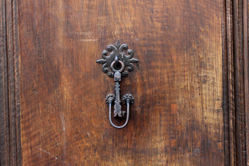 Detalle de una aldaba en una puerta antigua