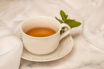 Tè caldo con miele e menta, natura morta