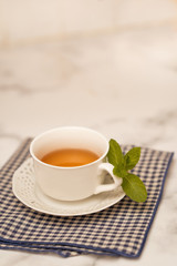 Tè caldo con miele e menta, natura morta