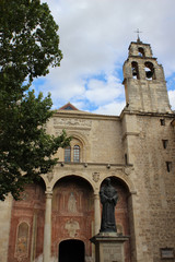 Iglesia de Santo Domingo de Granada con el monumento a Fray Luis de Granada (Andalucía, España)