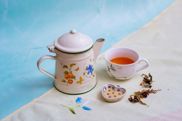 Still life, teiera con tazzina del tè